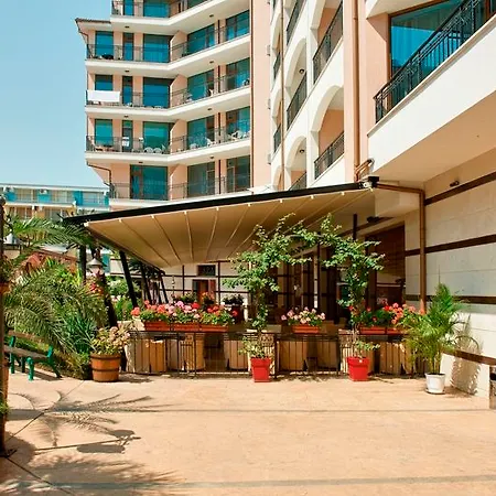 Menada In Karolina Σάνι Μπιτς